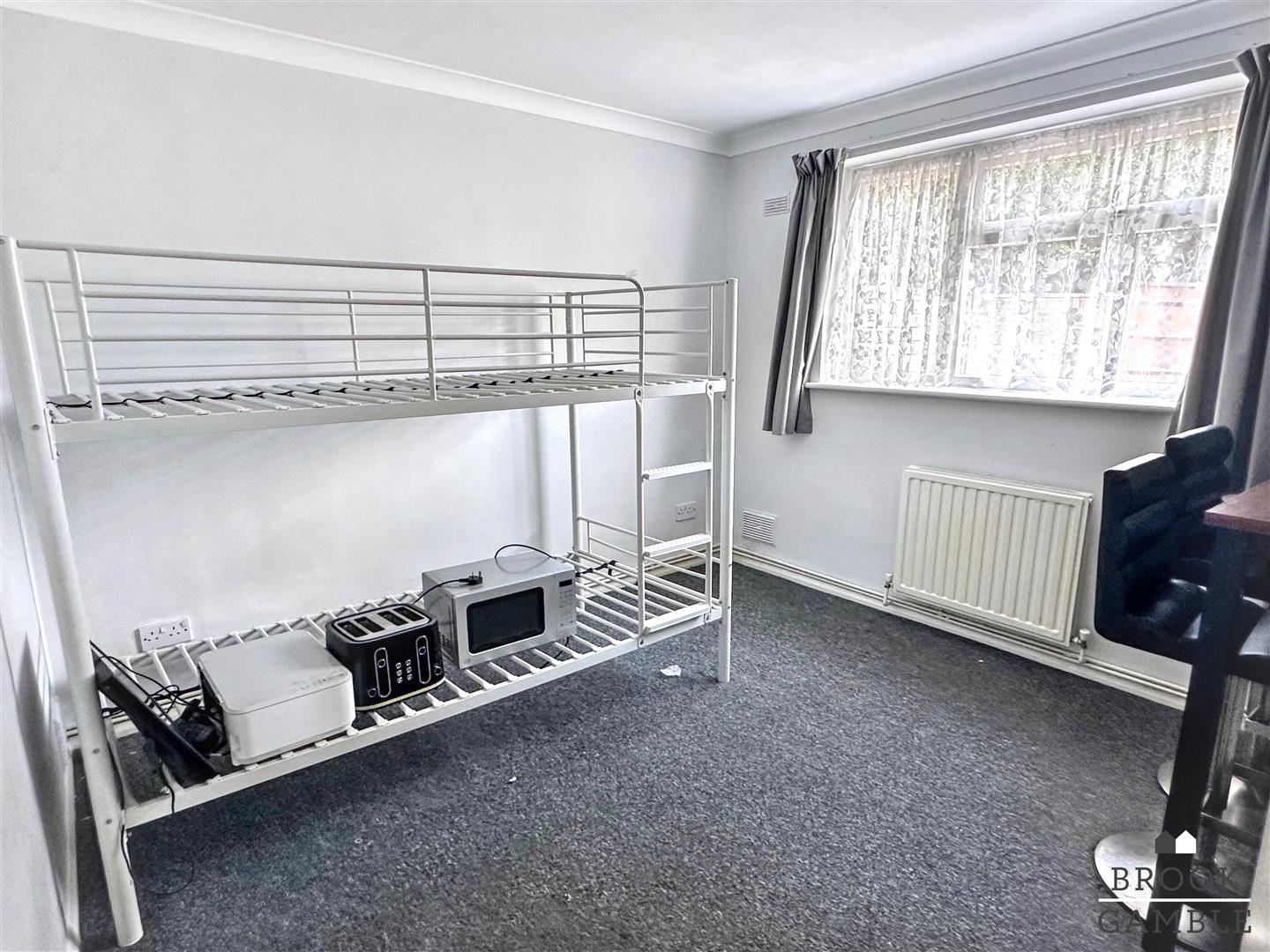 2 Bedroom Apartment. Belle Vue Road in Eastbourne,  5